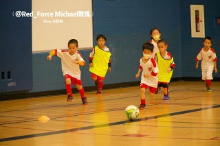 少而足球培训(少儿足球训练营)，少儿足球训练营，让孩子体验足球的乐趣，少儿足球训练营，让孩子感受足球的魅力