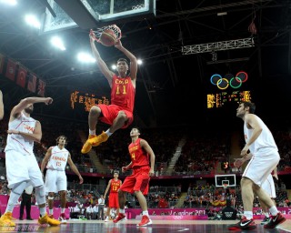 男篮vs西班牙2008(08奥运会中国男篮vs西班牙)，08奥运会中国男篮对阵西班牙，激战时刻！