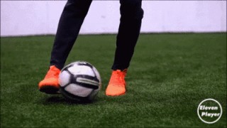 足球简单过人技巧教学视频(足球简单过人技巧教学视频完整版)