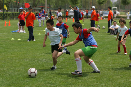 小学生足球训练(小学生足球训练器材有哪些)  第1张